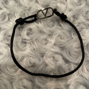 V armband  - Helt nytt, tyvärr har jag ingen box, vid snabb affär kan ja gå ner i pris, justerbar storlek.