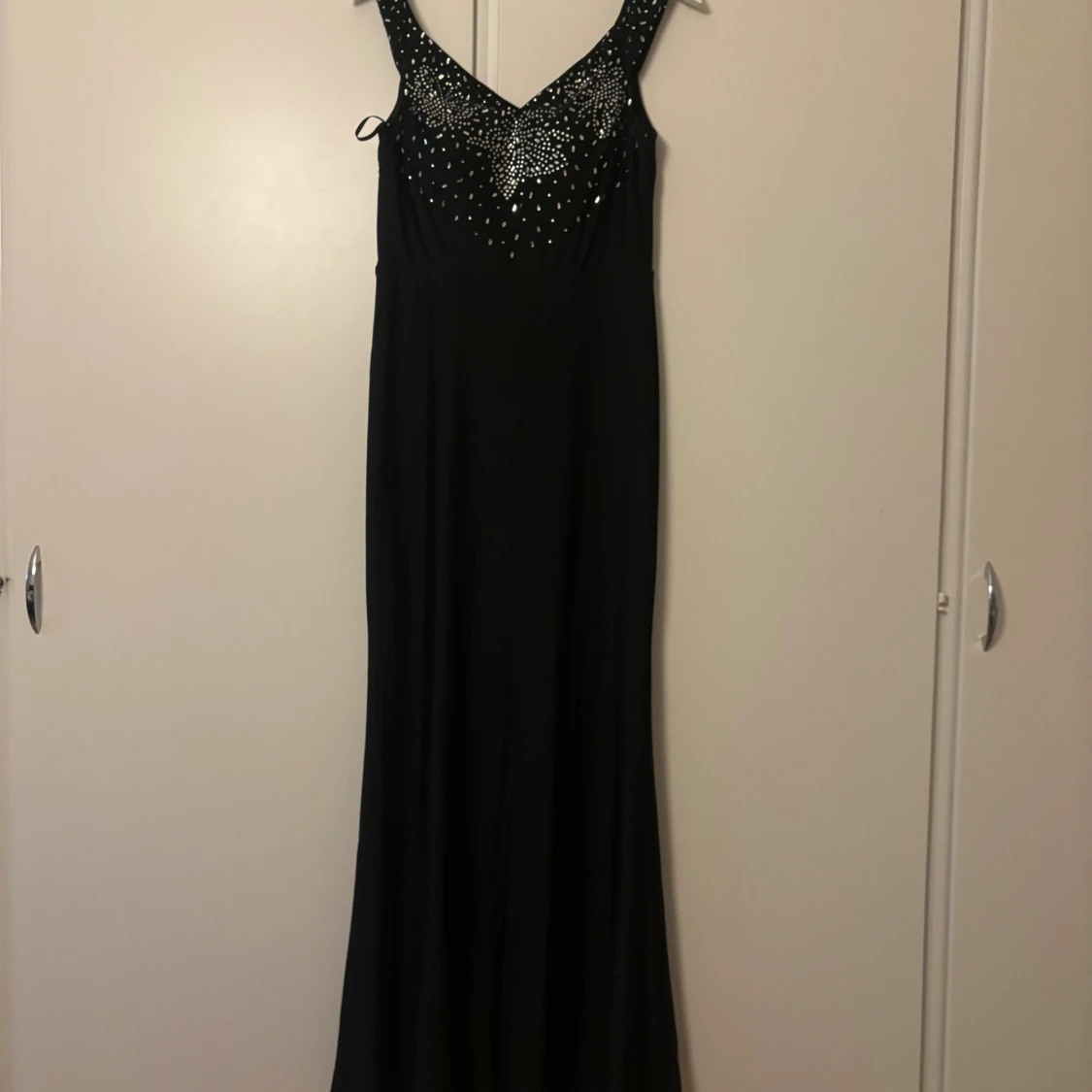 Svart långklänning med paljetter - 1