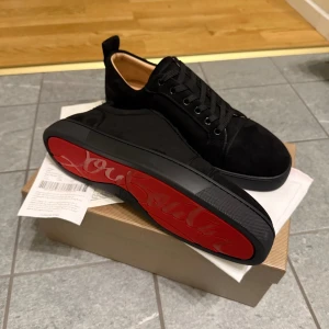 Svarta Louboutin i storlek 42 - Säljer dessa snygga svarta Louboutin skorna med klassisk röd sula då dem ej kommer till användning. De är i nästan helt nytt skick dock är skolådan lite trasig. Priset kan diskuteras vid snabbaffär. Vid frågor tveka ej om att höra av dig😁