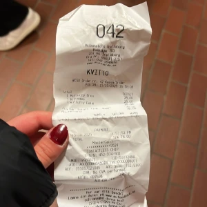 Kvitto från McDonald’s  - Bilderna visar ett kvitto från McDonald's, inte en bok. Det finns ingen information om någon boktitel, författare eller innehåll som kan attrahera ungdomar eller unga vuxna.