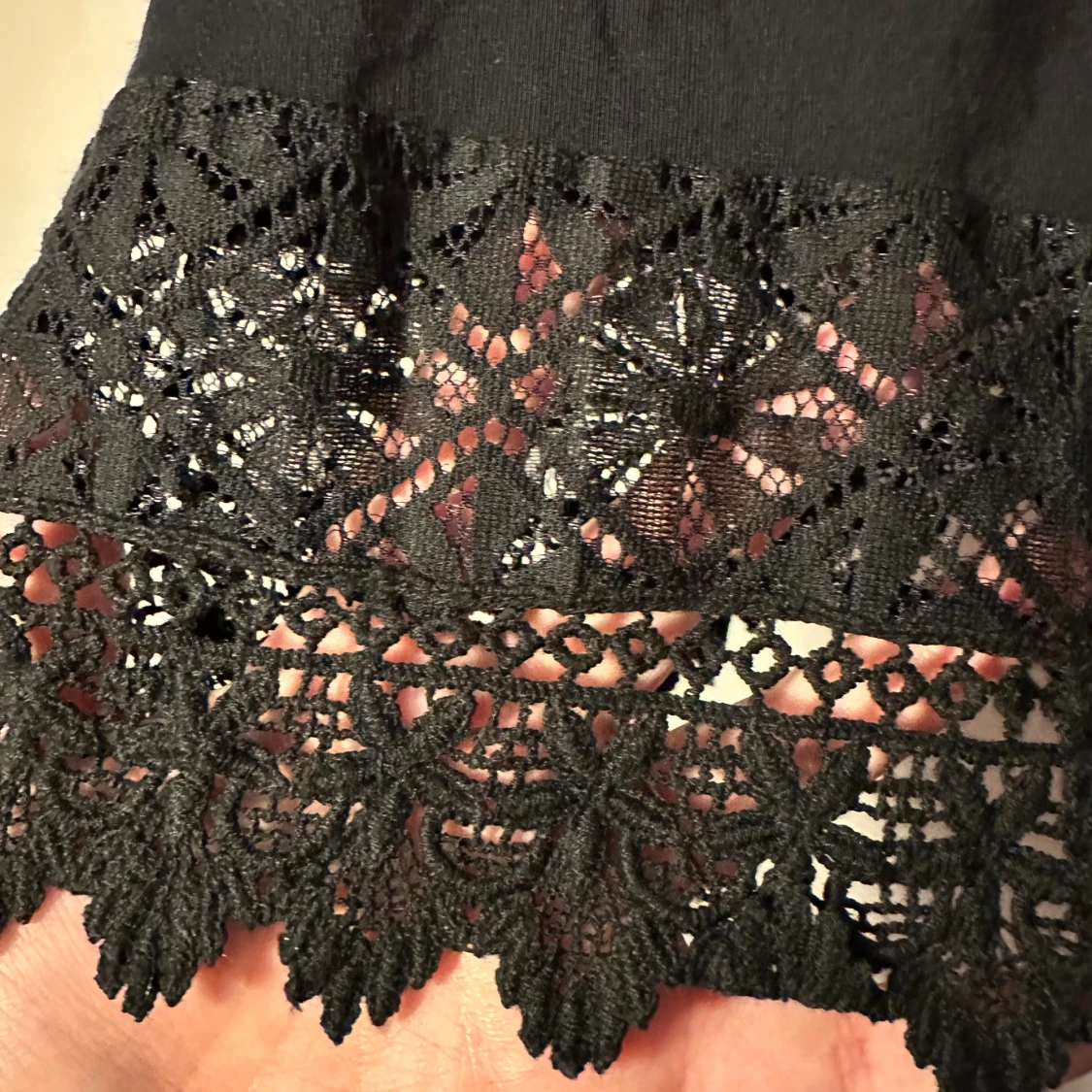 Svart blus med spetsdetaljer strl: M - 3