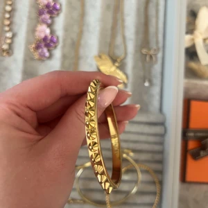 Edblad armband  - Armband från Edblad med nitar 🤍köpt på Edblads hemsida 🤍den är lite sönder men går att använda, säljer där av att jag inte orkar gå och fixa det. 