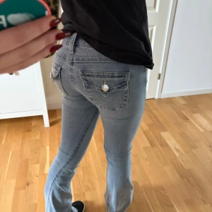 True Religion Jeans Joey - Säljer mina True Religion jeans i modellen Joey Low Rise Flare. 🌟 Säljer då de blivit för små för mej. Visar inga täcken på användning och köpta för 1299kr. 💗 Skriv gärna vid frågor! Pris kan diskuteras vid snabb affär💫