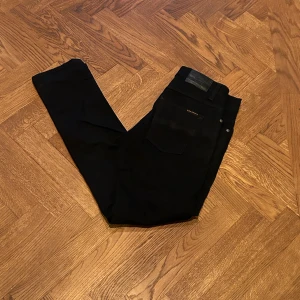 Nudie Jeans - Ett par hel svarta nudie jeans. Dom är i ett riktigt bra skick. 29L 32W