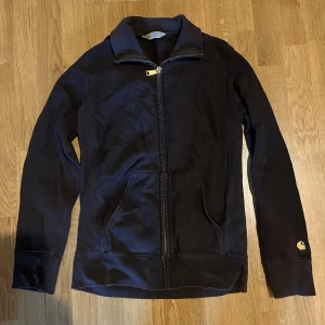 Carharrt kofta - Rikigt snygg retro carharrt kofta. Som jag säljer då jag växt ur det. Vid frågor eller funderingar hör av er mvh Didrik