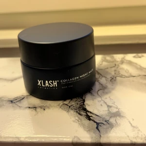 Xlash Collagen Night Mask 50g - En svart burk med Xlash Collagen Night Mask, perfekt för djup återfuktning och näring under natten. Innehåller 50g och har en lyxig, stilren design. Masken är framtagen för att boosta huden med kollagen.