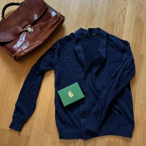 Mörkblå Cardigan - Säljer nu en asfet mörkblå Cardigan i mycket bra skick❤️Var inte rädd för att ställa fler frågor✌️