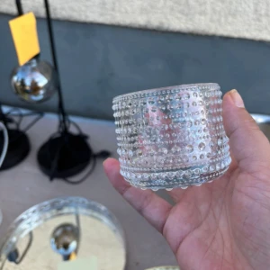 Iittalla ljuslyktor 4 styck - en ljuslykta eller skål, utan synliga elektroniska komponenter, märke eller modell.