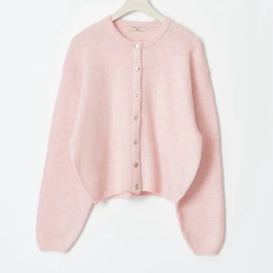 knitted cardigan  - Supermysig ljusrosa kofta från ginatricot i storlek XS. Helt slut såld på hemsidan. Original pris 400kr. Stickad kofta med knappar fram. Cardigan är rosa och har lös passform. Den har lång ärm, rund halsringning och ribbstickad nederkant.