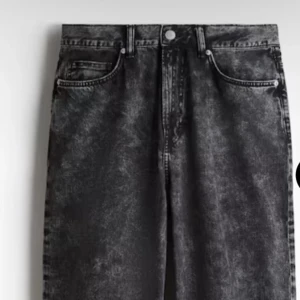 Svarta tvättade jeans med raka ben - Säljer ett par svarta jeans med tvättad effekt och raka ben. Klassisk femficksmodell med knapp och dragkedja framtill. Jeansen har en cool, lite sliten look och passar perfekt till sneakers eller boots.