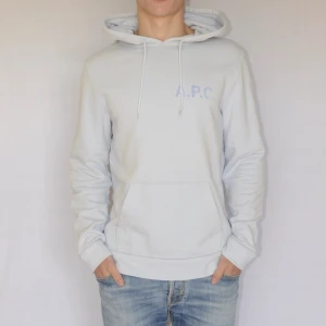 A.P.C. hoodie  - A.P.C. HOODIE  Storlek : L  Passform : Normal  Användning : Tröjan är i ett fint skick men förekommer en defekt ( se bild )   Nypris : Cirka 2800SEK  Modellen på bilen är 182CM och väger 76KG  