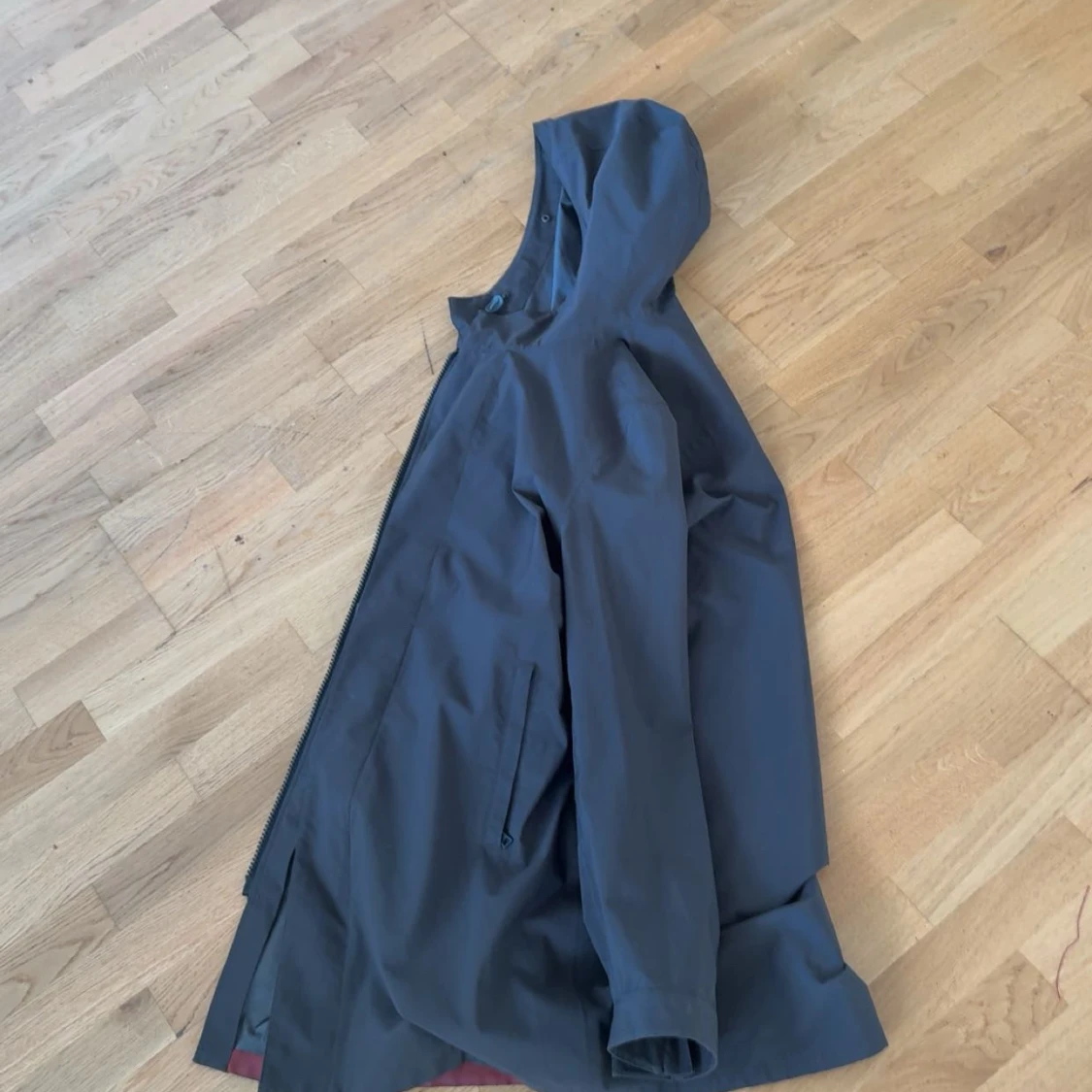 Svart dunjacka och regnjacka från Prada kan bli en och samma jacka  - 1