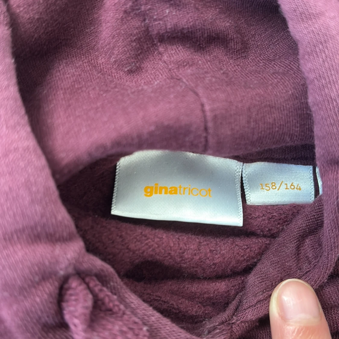 Vinröd hoodie från Gina Tricot - 1