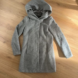 Grå kappa med luva  - Lång Snygg grå kappa med stor luva storlek 170
