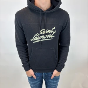 Saint Laurent Hoodie  - Hej! Säljer nu denna väldigt populära och eftertraktade Saint Laurent hoodie. Hoodien är perfekt till hösten och vintern Storlek S Skick 9/10  Ny pris= 10,000 kr Säljs för= 2499 kr