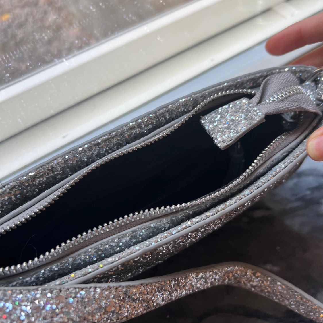 Glittrig silver väska - 2