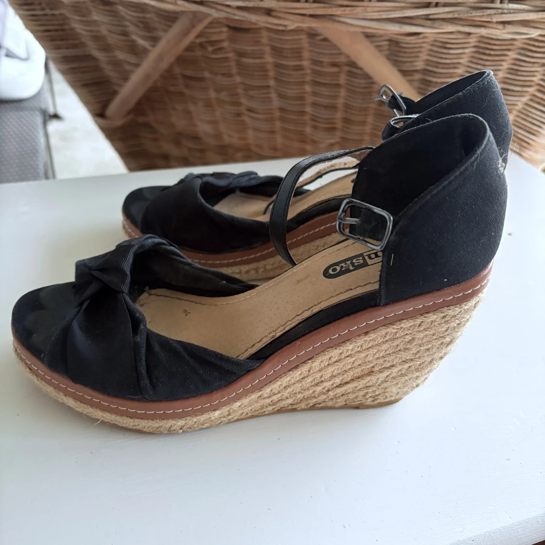 Svarta kilklack-sandaler från Din Sko - 3