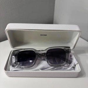 Chimi solglasögon - Snygga solglasögon från Chimi! Använda ett fåtal gånger men säljer då de ej sitter så bra på mitt ansikte! Snygg detalj till en outfit!🩶🤍