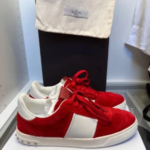 Valentino flycrews - Säljer ett par sjukt snygga valentino flycrews i den mest eftertraktade färgen röd, de slutade tillverkad för 7 år sedan, dustbag medföljer samt klistermärket sitter kvar i skon, storlek 40 men passar 41-42 1 mit borta