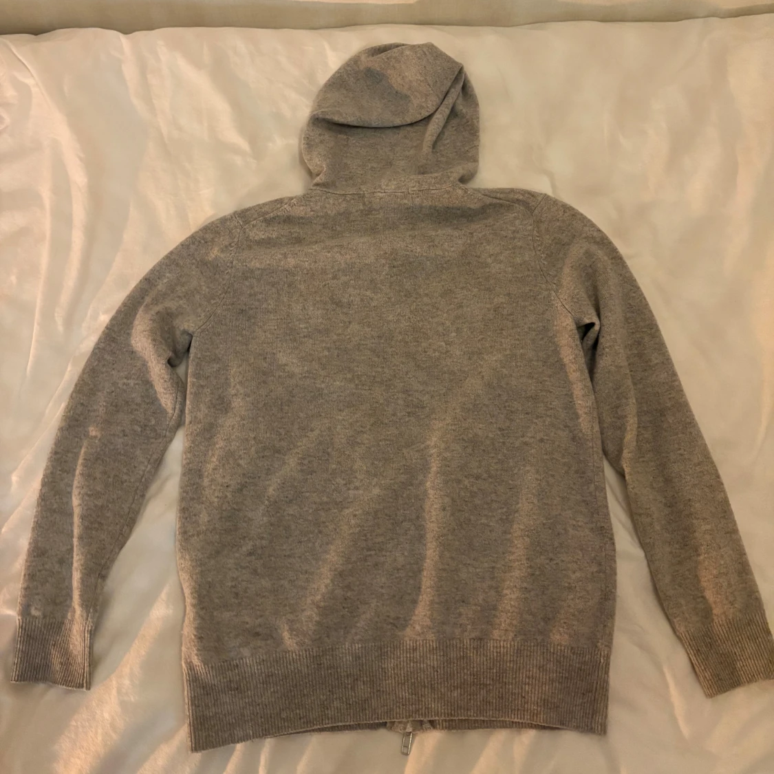 Grå zip hoodie från S&T Studios i kashmir/merino - 1