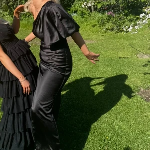 Svart balklänning - Säljer min balklänning från Boohoo i storlek 36!❤️‍🔥Sömmen har spruckit lite vid dragkedjan och var tyvärr så när jag fick den, men skulle säga att det inte syns! Annars går det säkert lätt att laga den☺️