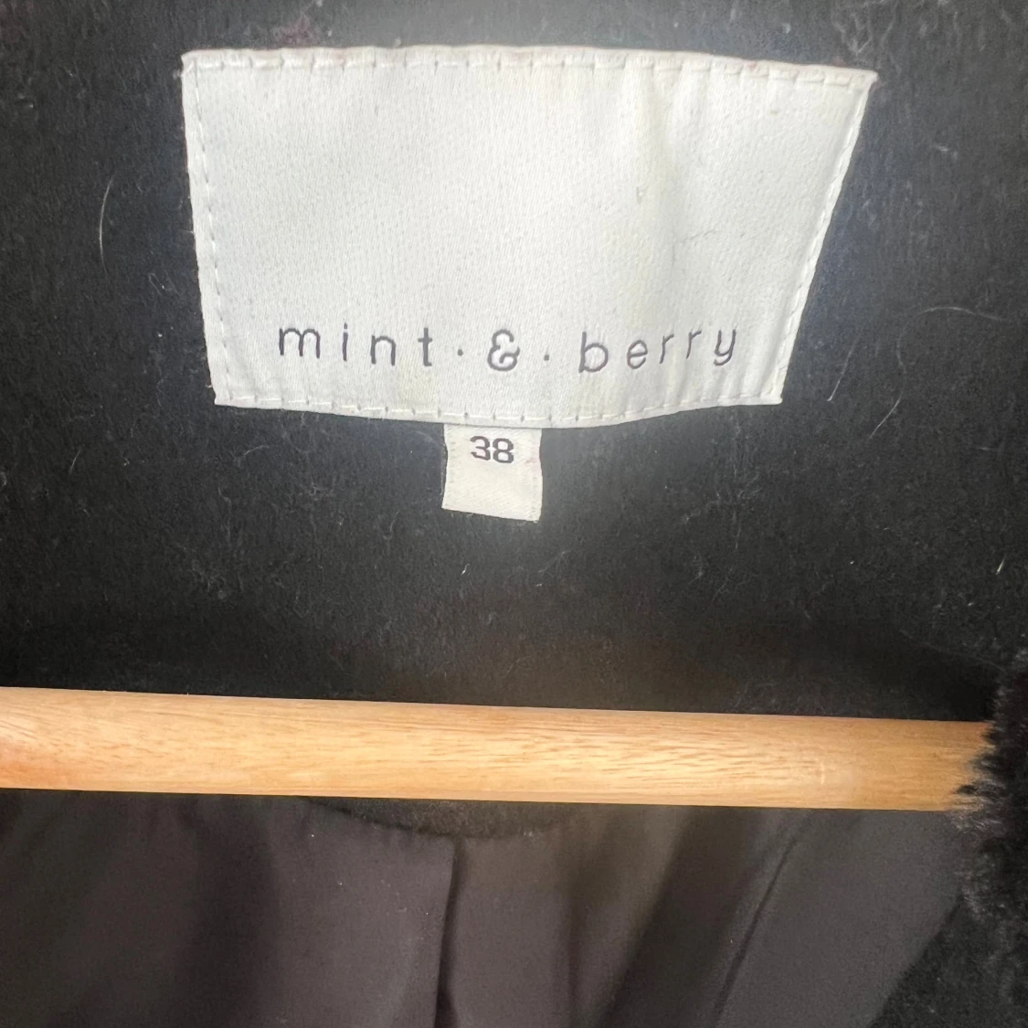 Svart kappa med fuskpälskrage Mint & Berry - 2