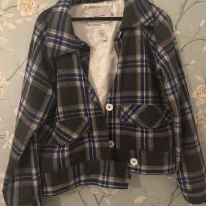 Rutig kappa från House of Sunny - Så fin rutig kappa från House Of Sunny. Fint skick . Storlek 42 men liten i storleken och passar mig som har S. 