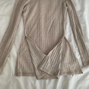 Tröja  - En lång och långärmad tröja, som är slits på sidorna. Väldigt mysig och mjuk tröja. Perfekt nu när det börjar bli kallt. Storlek: S går även som M.💕🤗