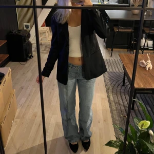 Low waist ljusblå jeans - Säljer ett par ljusblå jeans med låg midja och raka/vida ben från lager 157 i modellen low rider. Använda 2 gånger. Jag är 168cm som referens