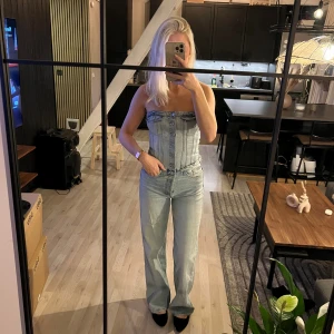 Ljusblå byxdress - Byxdress från Zara i storlek xs, skulle rekommendera till någon med mindre byst. Jag är 168cm 