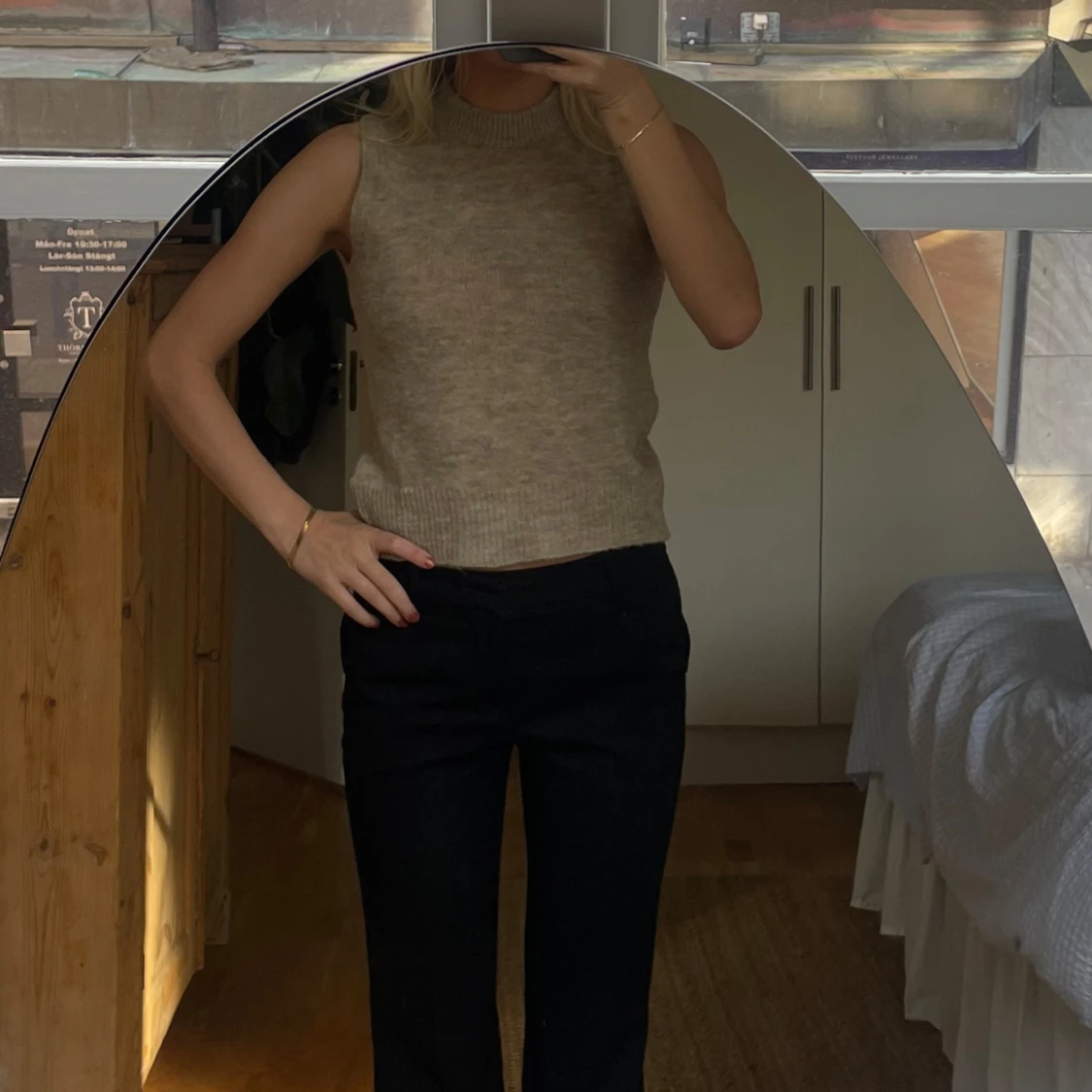 Beige stickad väst från Design by Si - 3