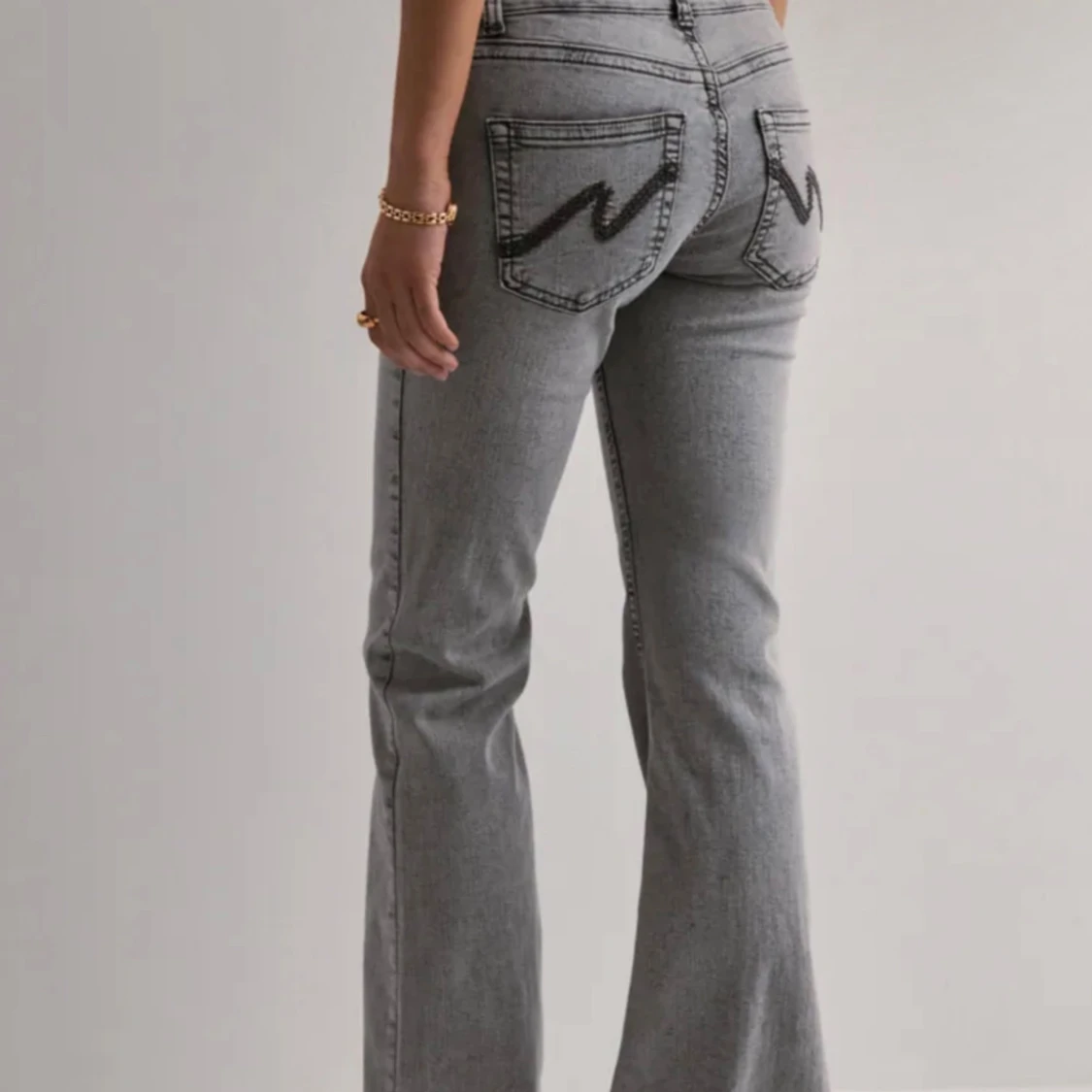 Grå bootcut jeans  - 1