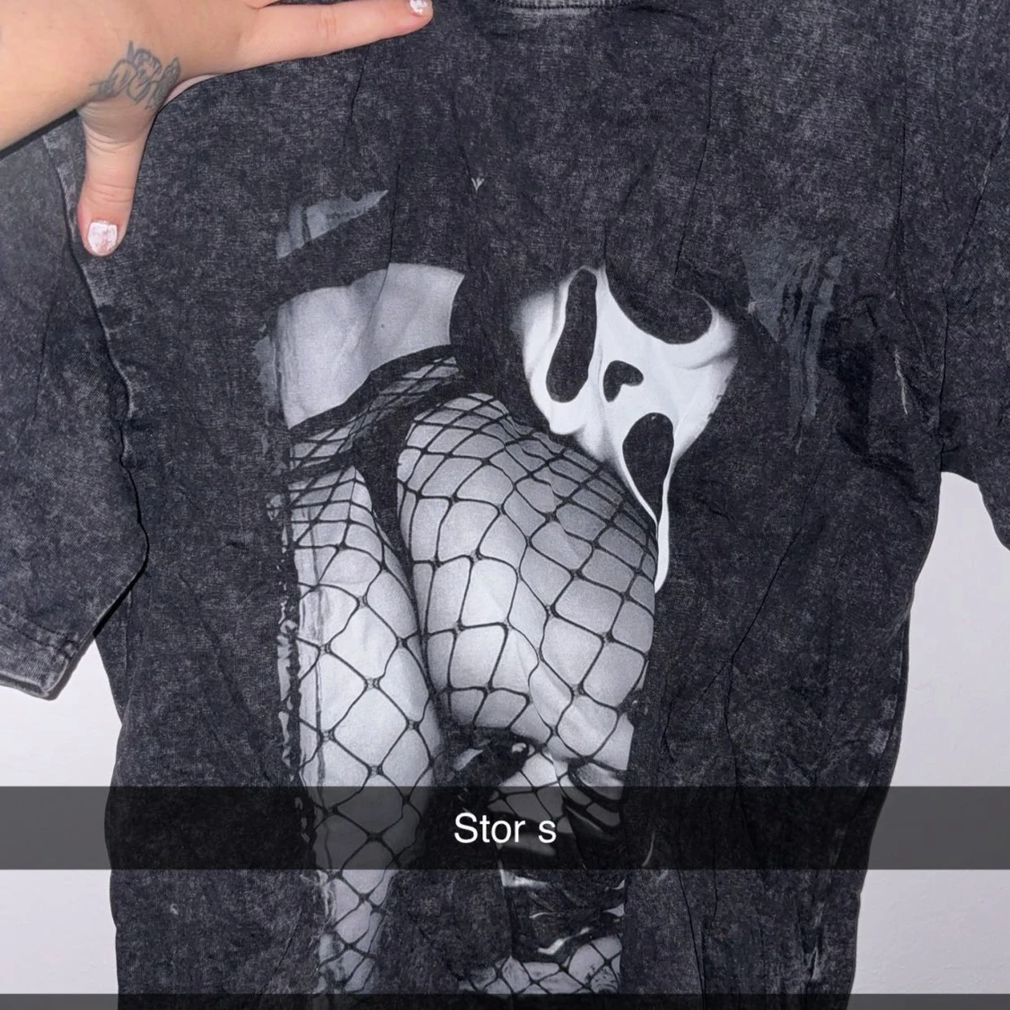 Svart t-shirt med Ghostface-tryck