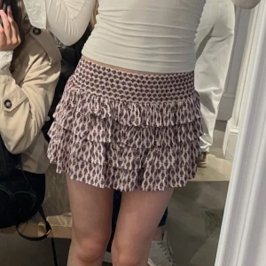 Kjol från subdued  - Supersöt minikjol med volanger från subdued med inbyggda shorts❣️väldigt stretchig!! Har tyvärr inte kommit till användning så den är endast testad ❤️köptes för 558kr 