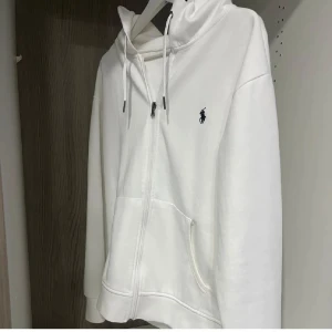 Vit hoodie från Ralph lauren p - Vit Ralph lauren hoodie ej använd vid minsta fundering bara att höra av sig pris ej hugget i sten 