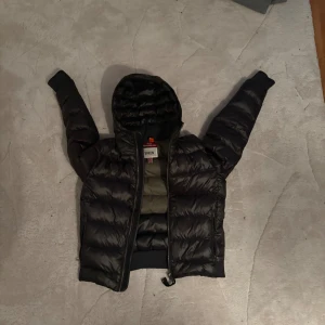 Parajumper jacka - Säljer jackan pga den var för liten för min lillebrorsa inga hål eller något XS
