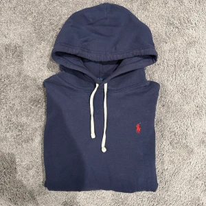 Ralph Lauren hoodie - Äkta. Säljer en klassisk Ralph Lauren hoodie i nyskick. Storlek L. Han på bild är 185cm, 74kg. Pris kan diskuteras vid snabb affär!