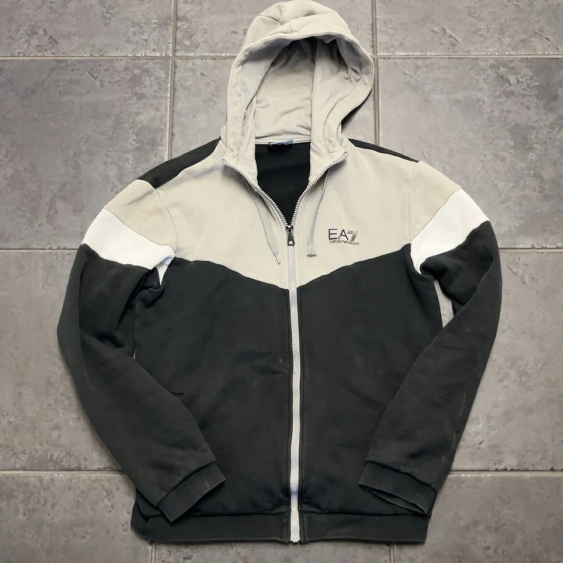 EA7 hoodie i svart, grå och vitt