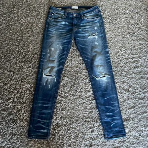 Limited Jack & Jones jeans - Tvär feta limited edition jeans med en galen fade och tvär feta slitningar. Säljer då dom inte passar mig. Storlek 32/34