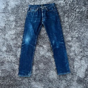 A.P.C. Selvedge Jeans - Grymt snygga blå jeans från A.P.C. Petit New Standard i klassisk straight/slim fit. Mått: midja ca 39, längd 96. Hör av vid funderingar!