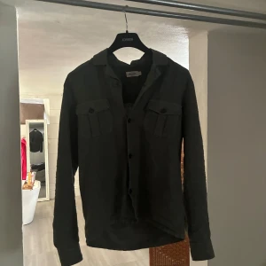 Dressman Overshirt  - Tjena! Säljer en riktigt stilren overshirt från dressman i toppskick! Storlek: S. Materialet är Pure Linen vilket gör den väldigt bekväm! Vid minsta fundering så hör av dig!🙌