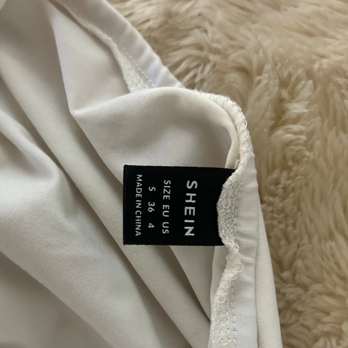 Vit topp med volang från SHEIN - 2