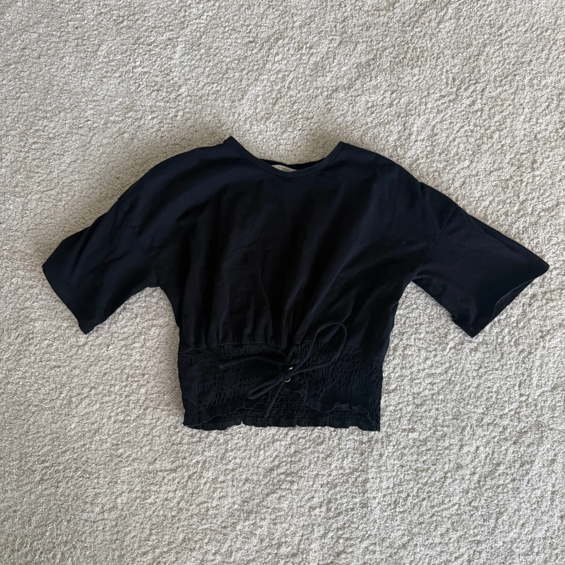 Svart croppad topp med knyt