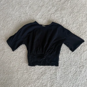 Svart croppad topp med knyt - Svart topp med knytning 