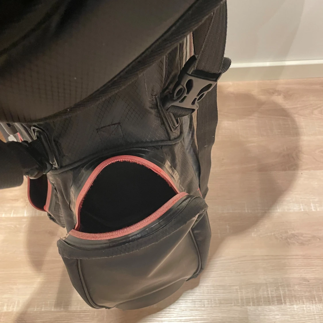 Svart golfbag från Titleist med röda detaljer - 3