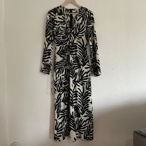 Maxi dress - Measurements: — Sleeve length: 61 cm — Dress length: 118 cm