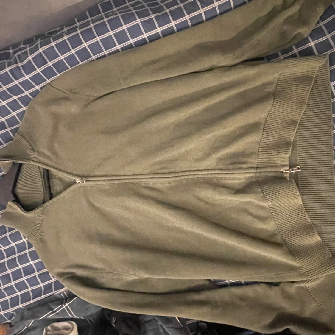 Olivgrön stickad kofta från J.Lindeberg - 3