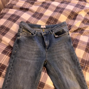 Blå bootcut jeans  - Säljer ett par fina bootcut jeans från grant. Sitter bra och är knabbt använda. Stoleken stog ej när jag köpte det men skulle gissa att det är runt M hållet. 