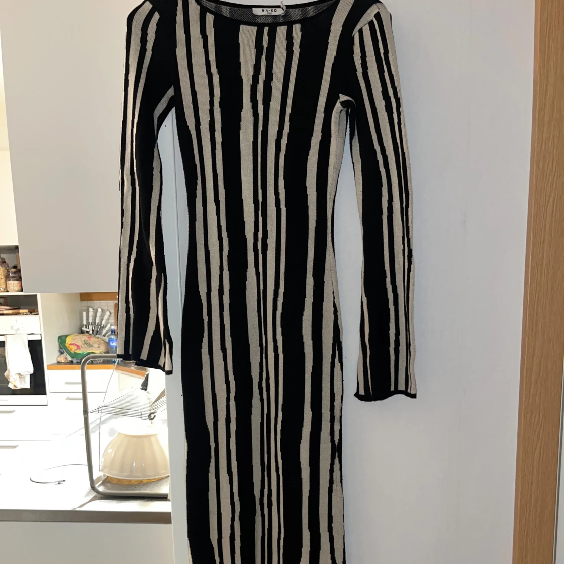 Randig långklänning från NA-KD - 1