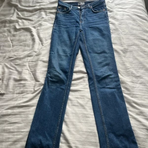 Mörka Zara jeans - Zara jeans med slits, storlek s, i väldigt bra skick!